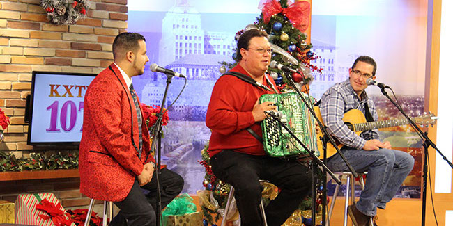 David Lee Garza y Los Musicales perform at the 2015 KXTN Christmas Concert (KXTN)