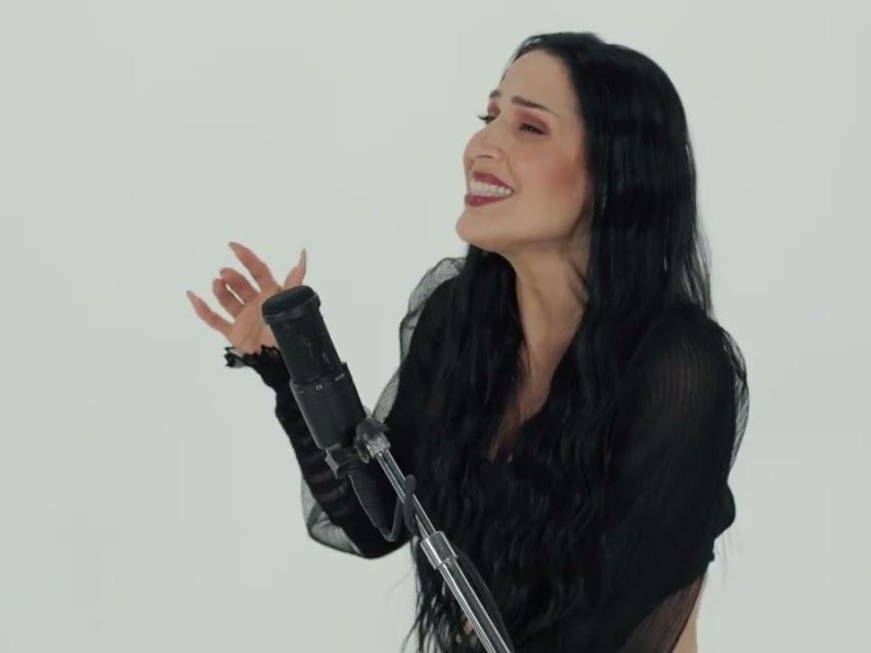 Jennifer Peña Shares Emotional Acoustic Version of&nbsp;‘Atada’