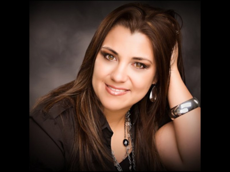 Lizza Lamb Returns with Powerful Faith-Driven Comeback ‘Si Dios&nbsp;Contigo’