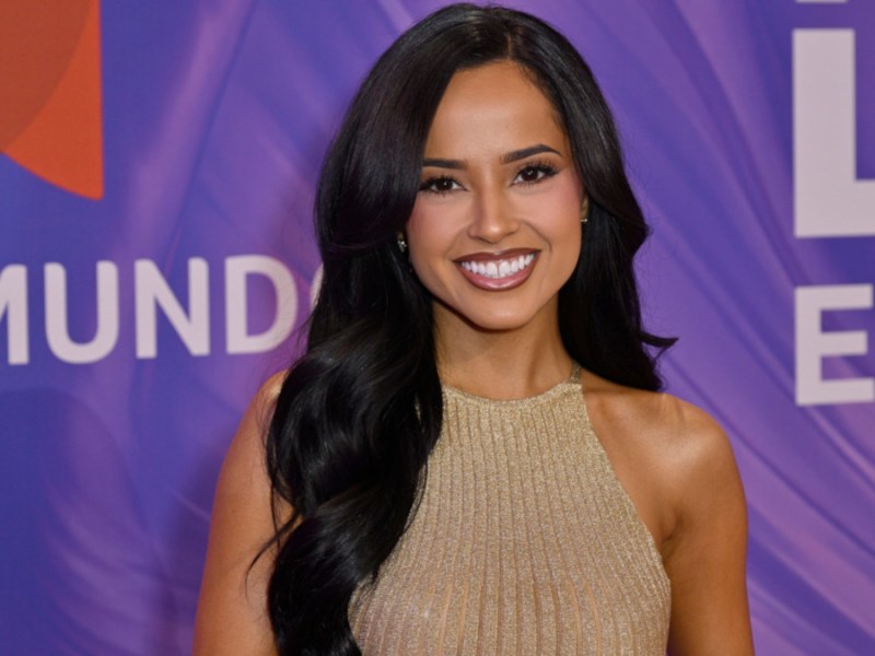 Becky G Honors Selena with Emotional ‘Dreaming of You’ Tribute at Latin Women in Music&nbsp;2026