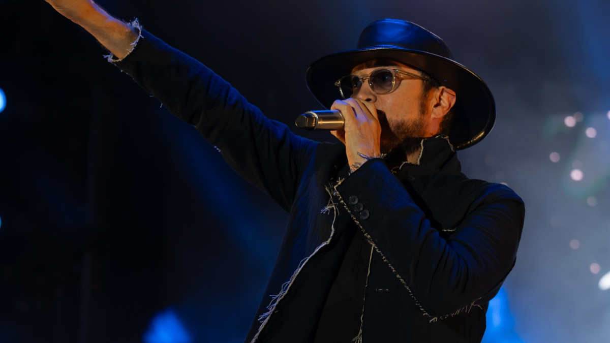 Oscar De La Rosa Unveils Cover Art and Release Date for Historic Solo Album
