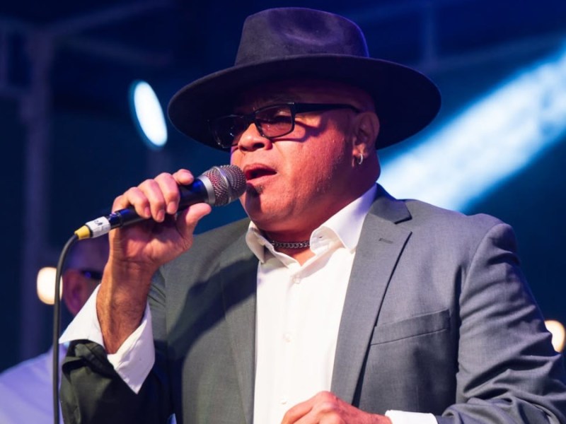 Ricardo Castillon Pays Tribute to La Mafia With Heartfelt Acoustic Cover of ‘Estoy&nbsp;Enamorando’