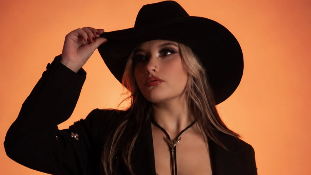 Andrea Sofía Takes ‘La Mejor Versión de Mí’ Into Tejano Territory