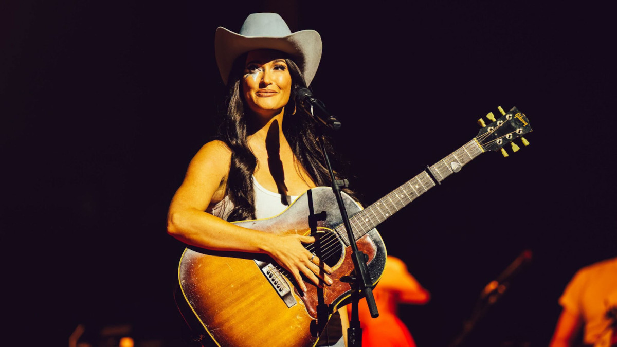 Kacey Musgraves Brings Intocable on Stage for Surprise Performance in Austin